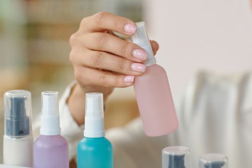 Hand mit Pflegeprodukten