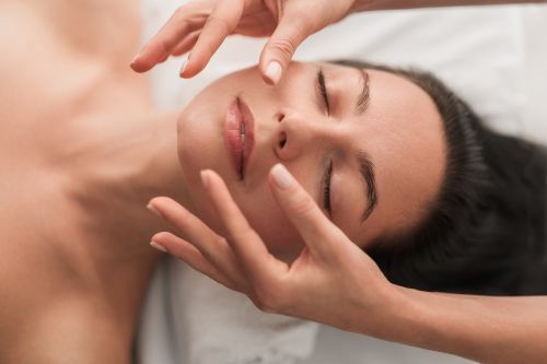 Entspannte Frau bei Gesichtsbehandlung