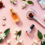 Diverse Kosmetikprodukte und Blätter auf rosa Untergrund