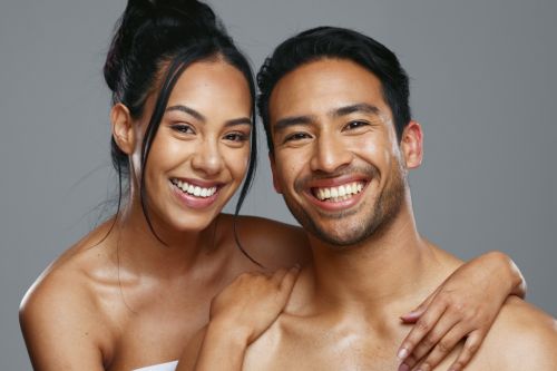 Lächelndes Paar mit schöner Haut