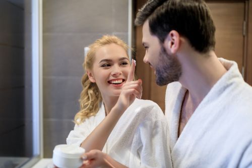 Paar im Bademantel