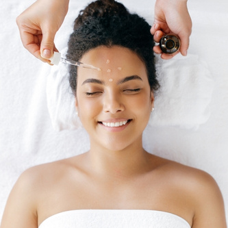 Frau genießt Gesichtsbehandlung